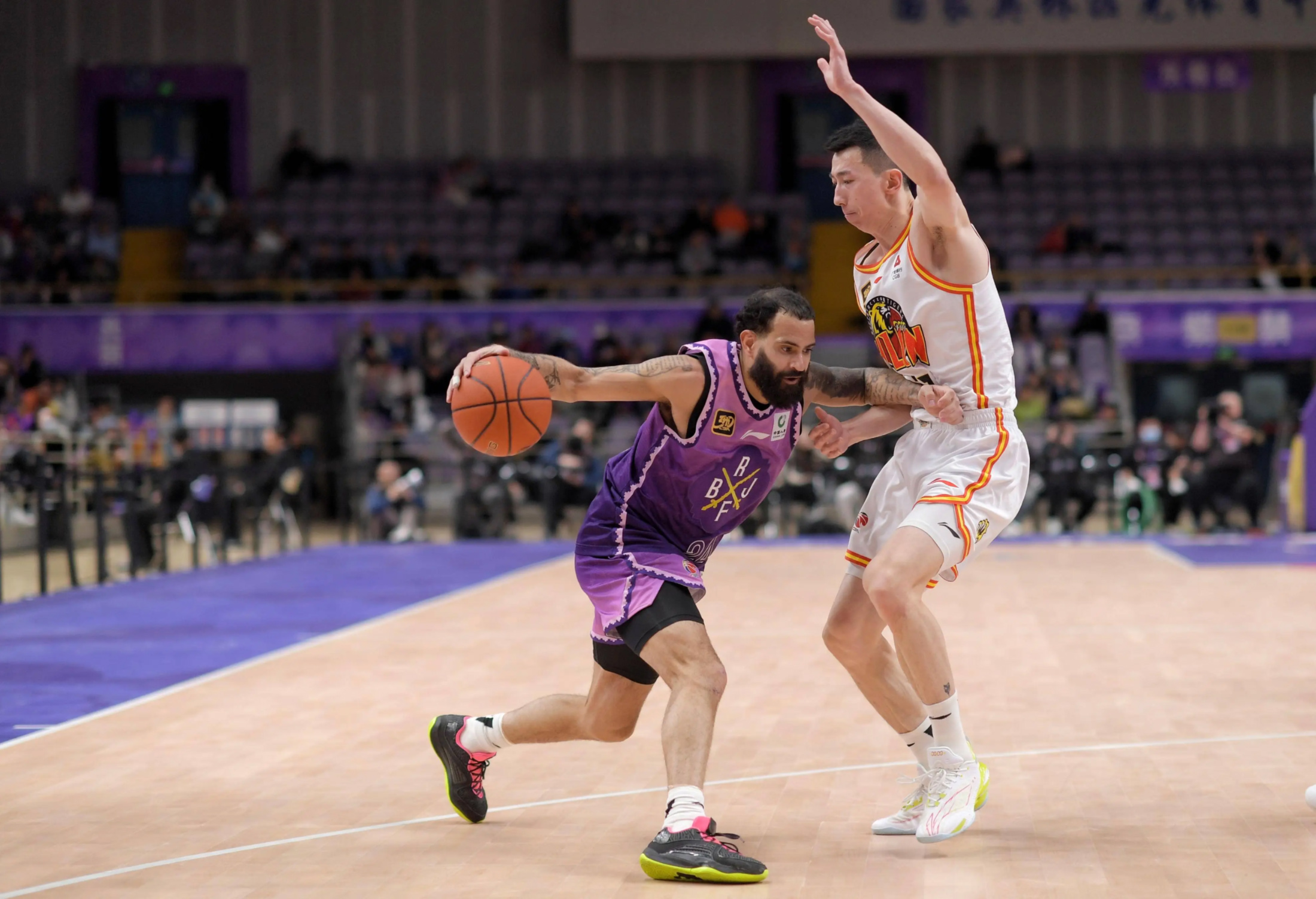 包含赛前山东男篮调整名单以备CBA季后赛，手感冰凉环节打磨，压力陡增，阵容厚度经受考验的词条-九游在线娱乐